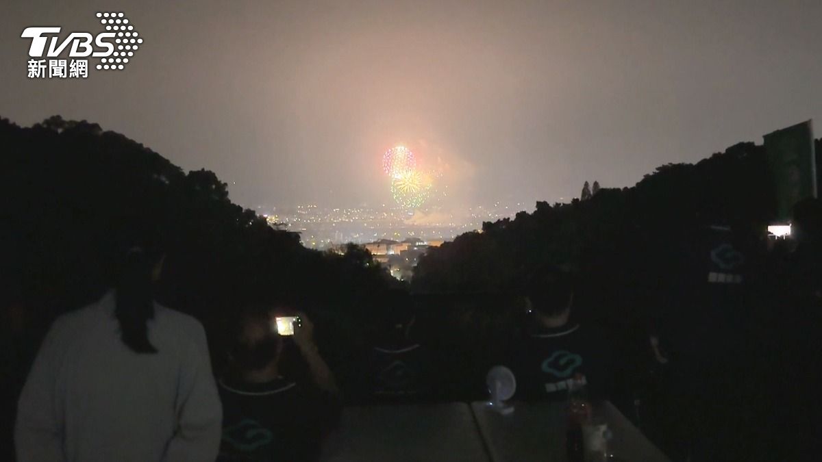 國慶焰火南投秘境!遊客笑:祖先、好兄弟陪看。(圖/TVBS)