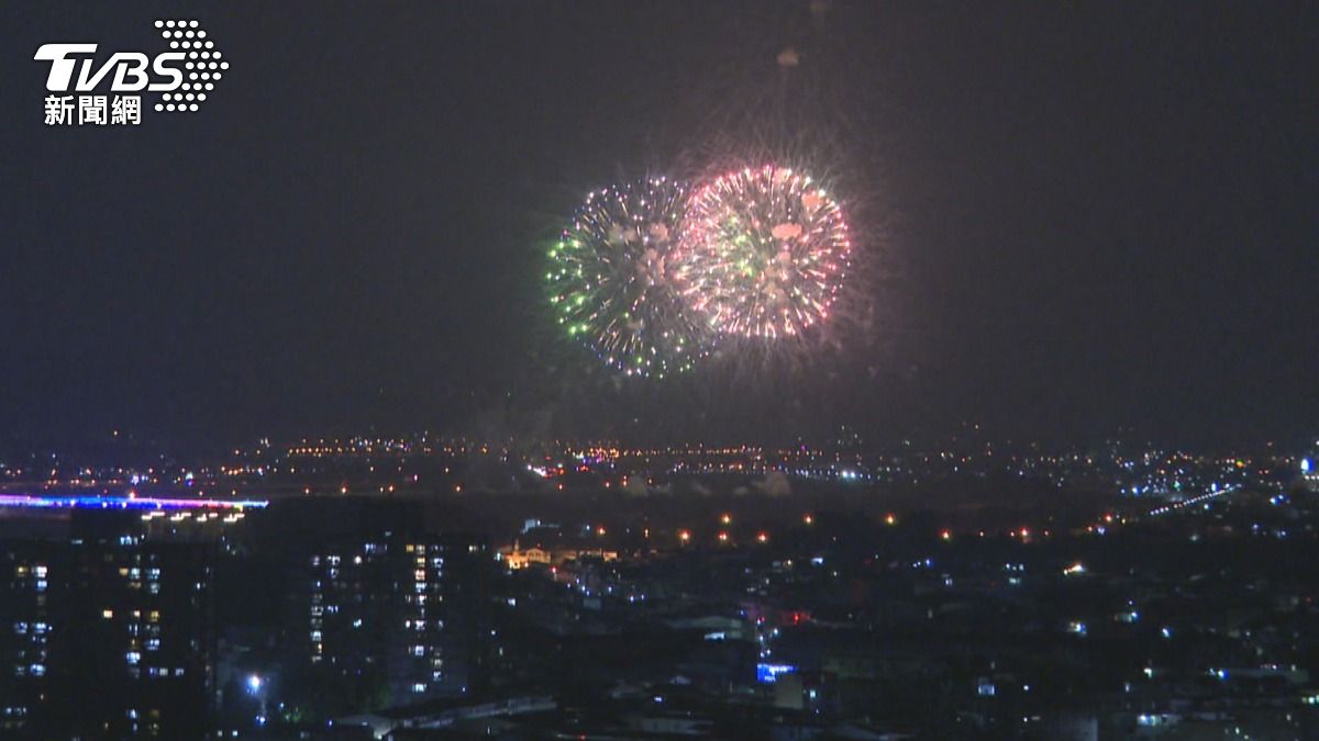 南崗遠眺、中興新村社區頂樓賞國慶焰火震撼。(圖/TVBS)