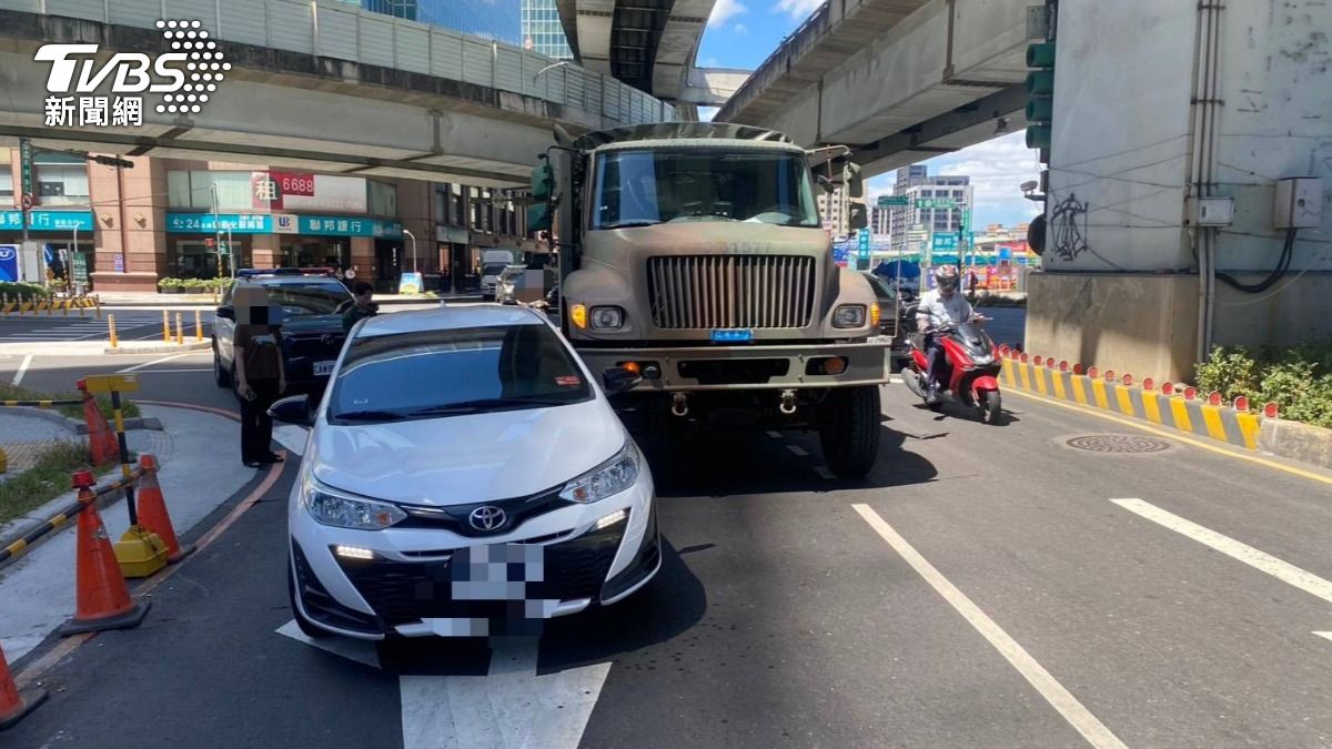 打靶完出車禍！軍卡擦撞轎車「11阿兵哥卡路中」尷尬畫面曝