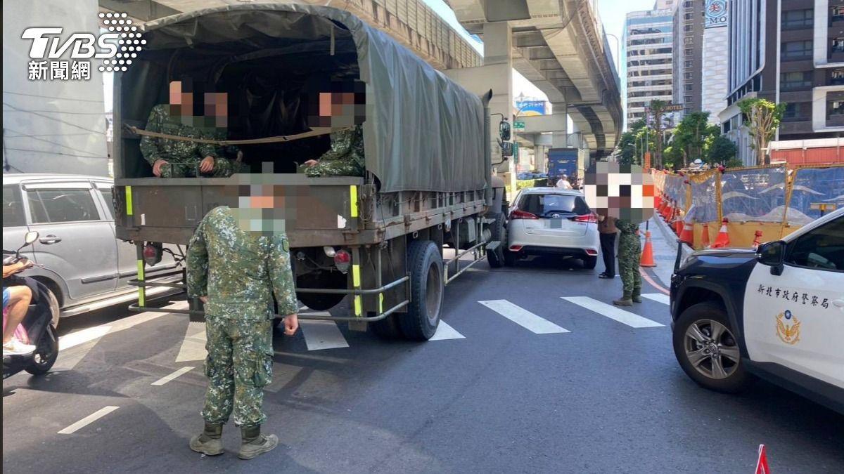 軍用卡車與小轎車擦撞。（圖／TVBS）