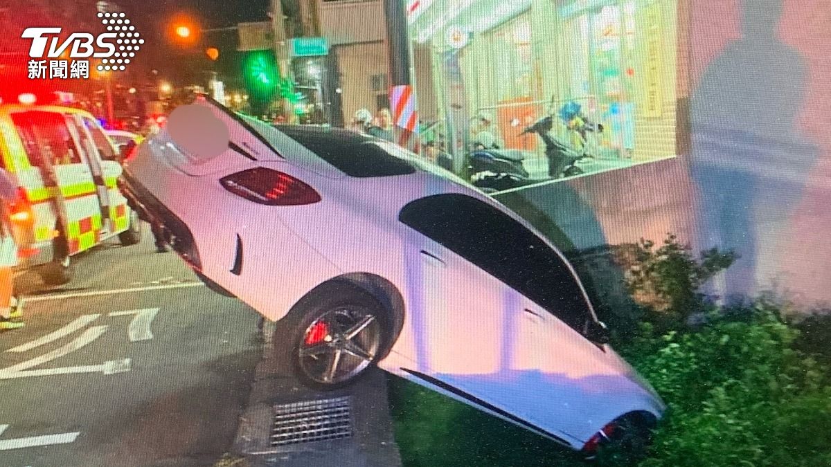 燈光昏暗!桃園男開車載友慘「墜落坡坎」 車尾懸空畫面曝