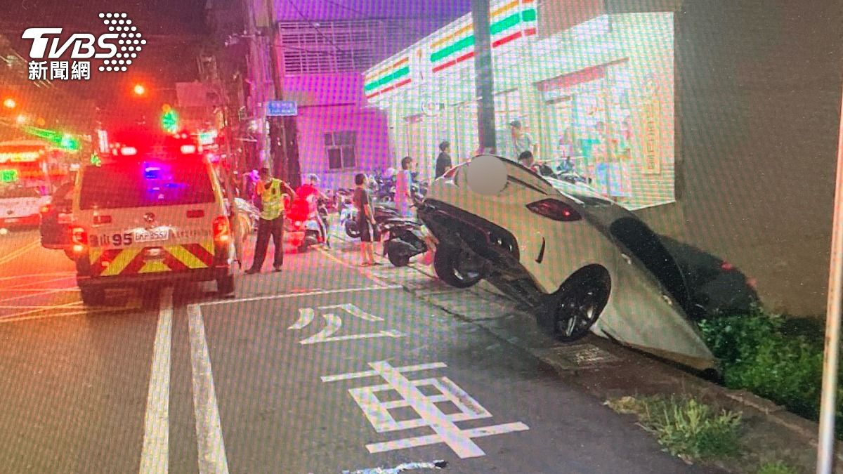 男子不慎將車輛開到掉落坡坎,所幸無人受傷。(圖/TVBS)