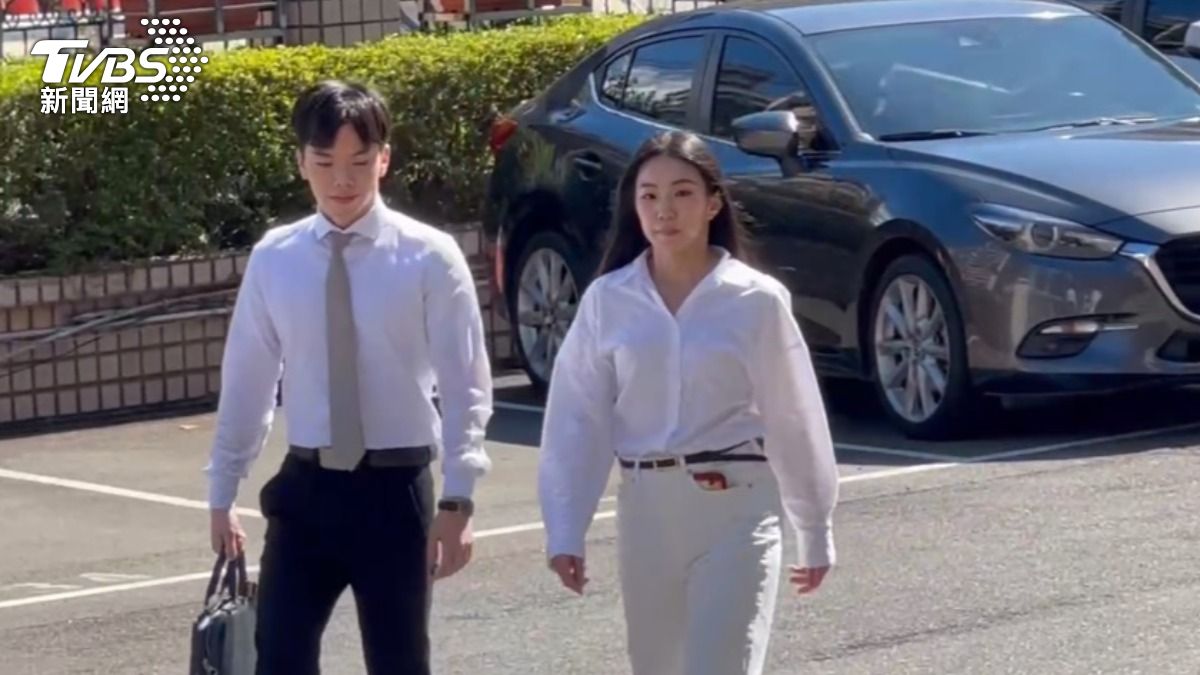 家寧穿白色襯衫、卡其色長褲,與律師一同進入法院開庭。(圖/TVBS)
