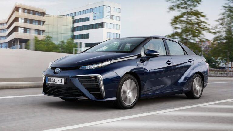 Toyota在2014年正式推出首款FCV量產車-初代Mirai。(圖/Toyota提供)