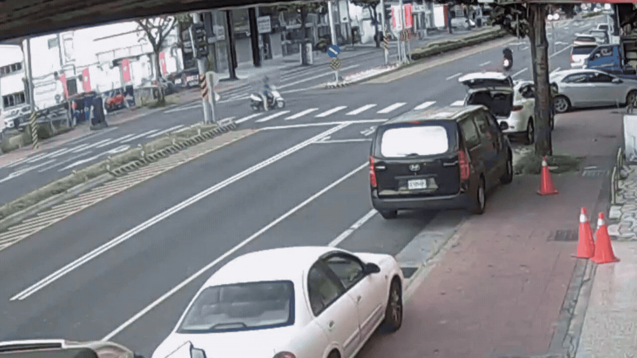 花蓮婦遭警車高速撞擊，人車噴飛卡車底。（圖／TVBS）
