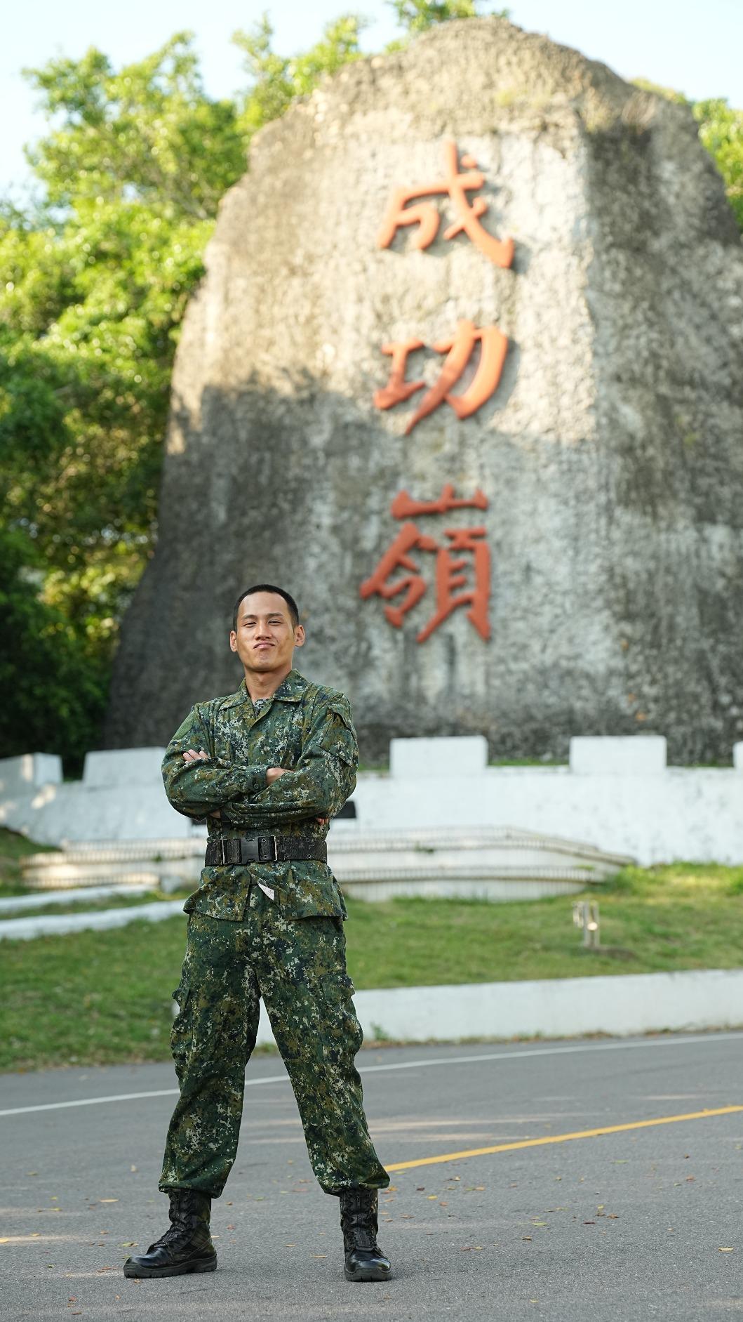 阿夫當兵隨身帶筆記本紀錄心情。(圖/台視提供)