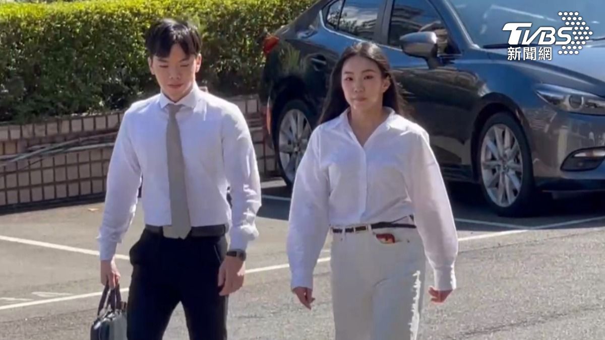 家寧在律師陪同下現身新北院開庭。(圖/TVBS)