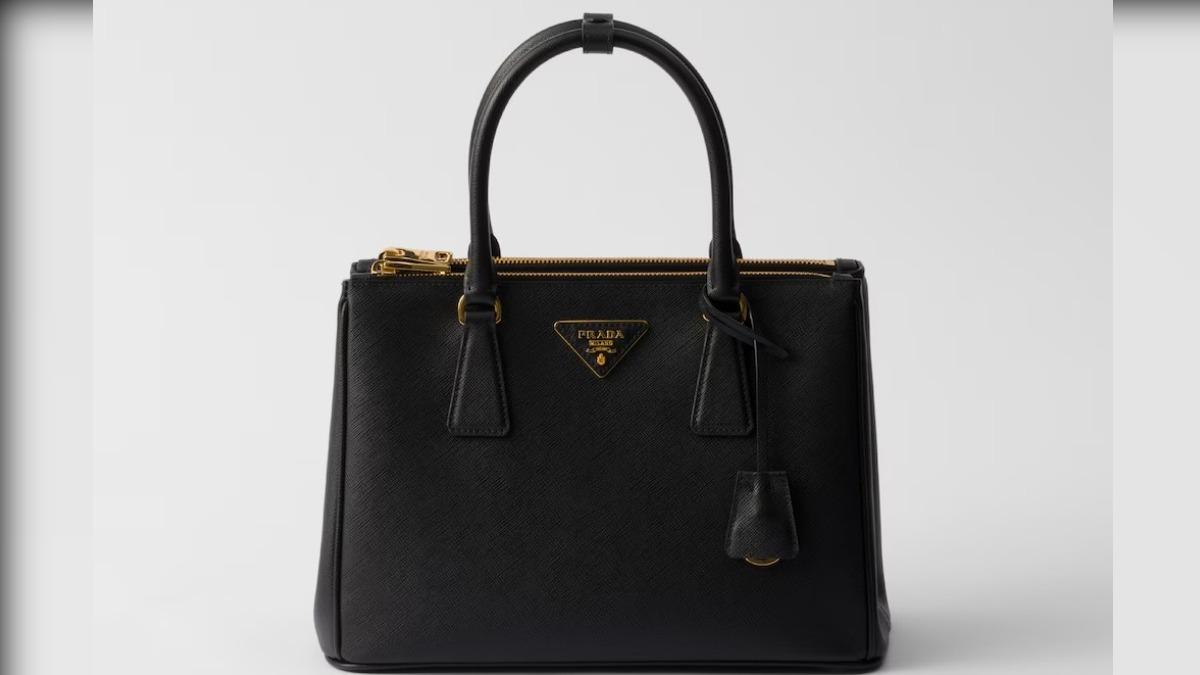 麻衣最愛的一款包款就是Prada 的經典Galleria殺手包。(圖/翻攝自Prada官網)
