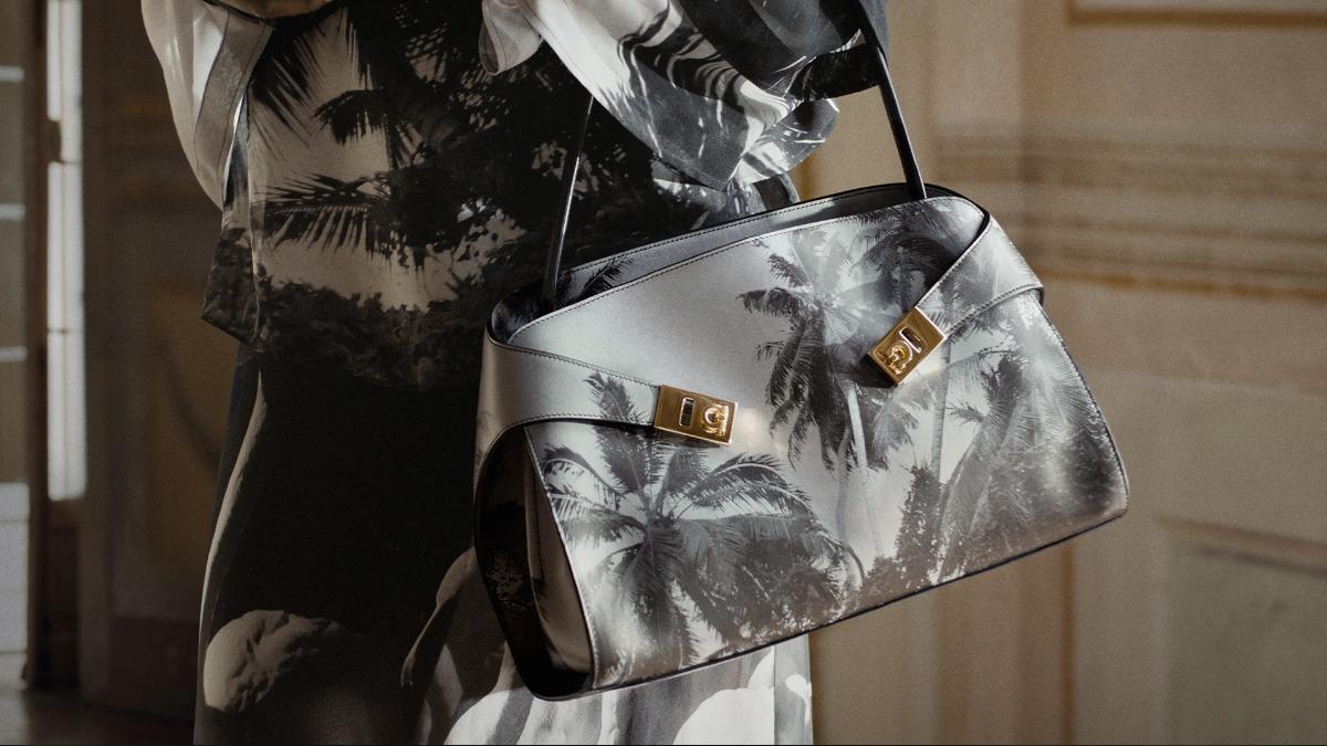 在日本,Ferragamo可以說是每一個女生都一定會有的精品包。(圖/翻攝自Ferragamo官網)