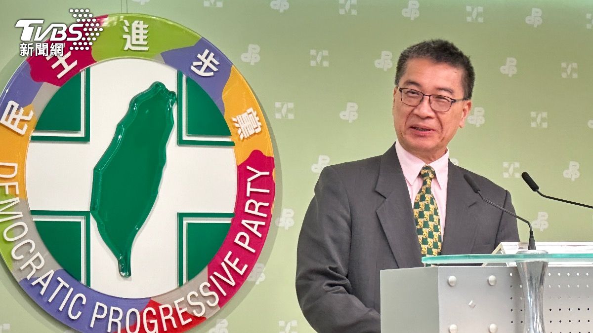 民進黨秘書長徐國勇強調，候選人再出線前禁用賴清德、蕭美琴等人的肖像。（圖／潘袁詩羽攝）