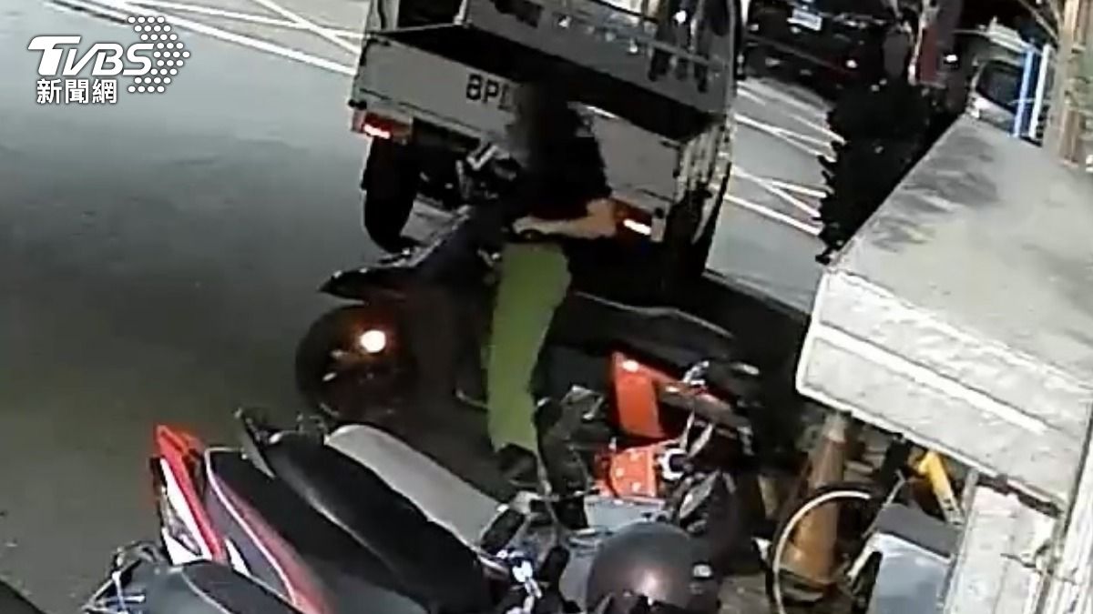 高雄女子「坐上他人機車」想喬車位 意外刮傷28萬元義大利名車(圖/TVBS)