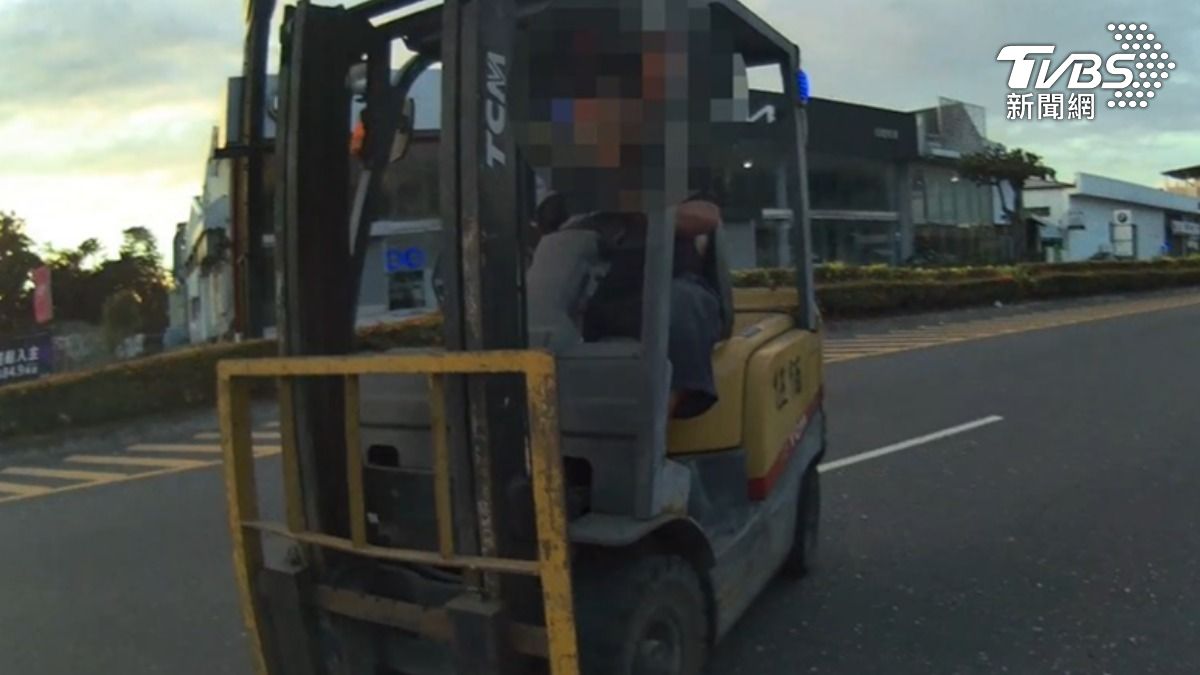 果菜市場的熱心民眾開堆高機協助將計程車抬起。(圖/TVBS)