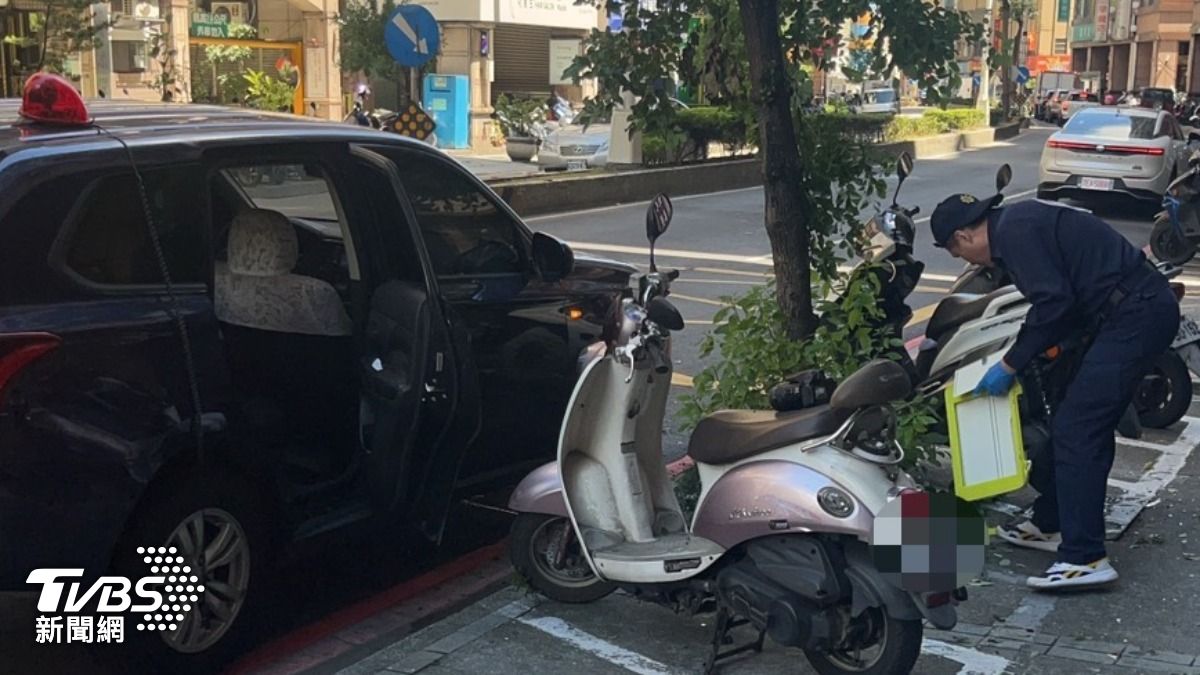 印表機從高樓墜落險砸人,警查訪社區追緝。(圖/TVBS)