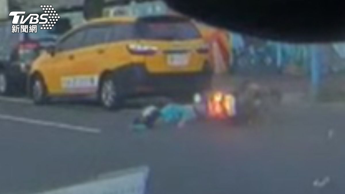 婦人被撞飛後一路滑向路邊計程車。（圖／TVBS）