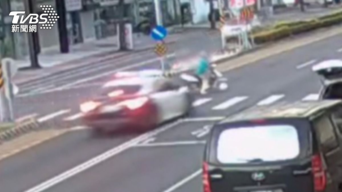 婦人在路口被警車撞飛。（圖／TVBS）