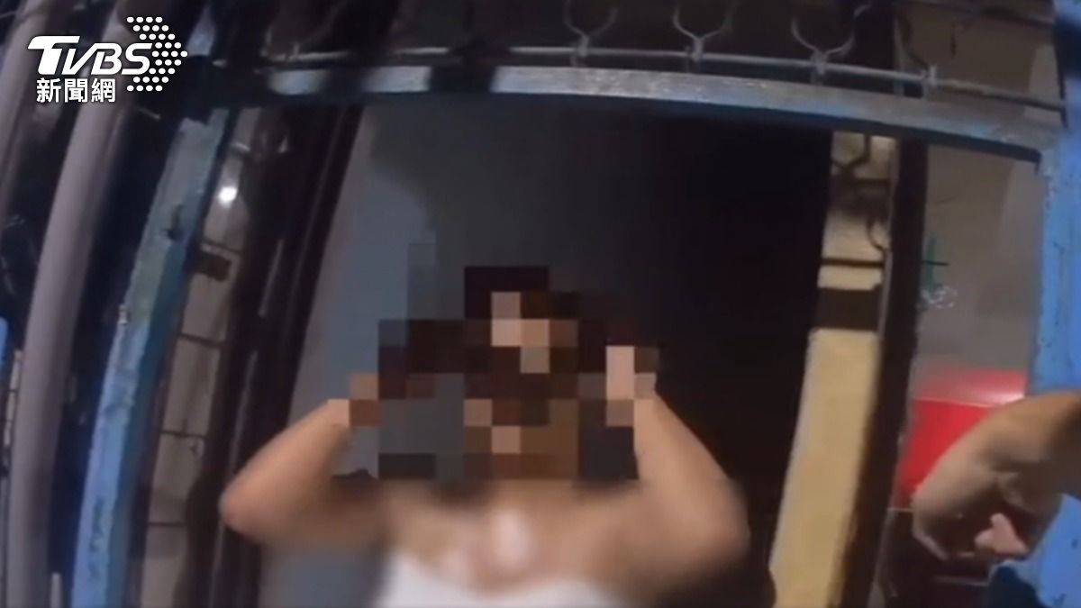 女友護航通緝男友,堵在家門前阻止警進屋。(圖/TVBS)