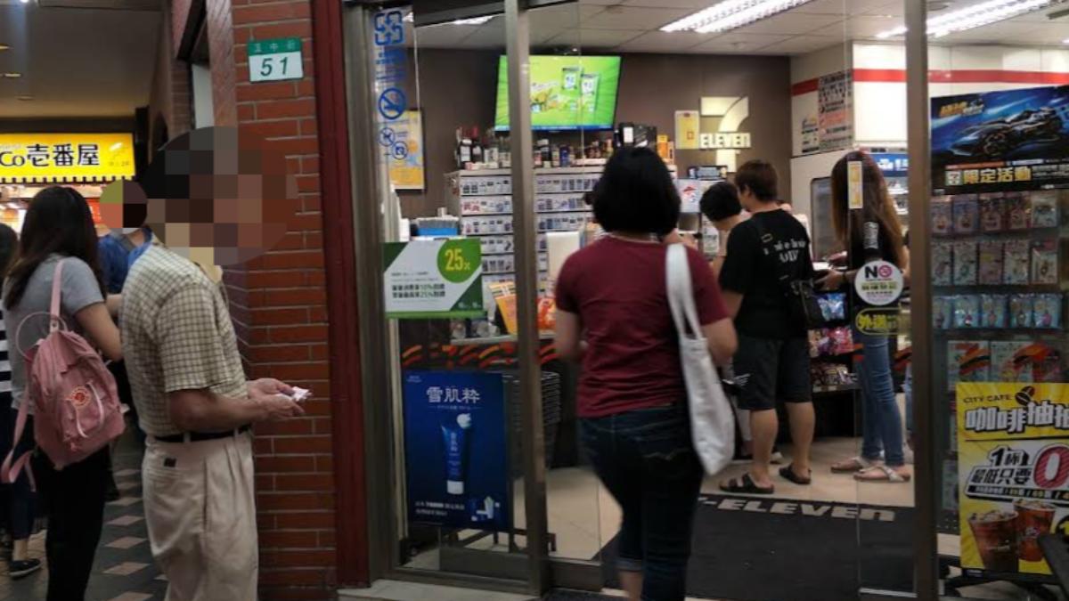 西門町「發票伯」超商駐點10年！每月狂收數千張　驚人中獎率曝