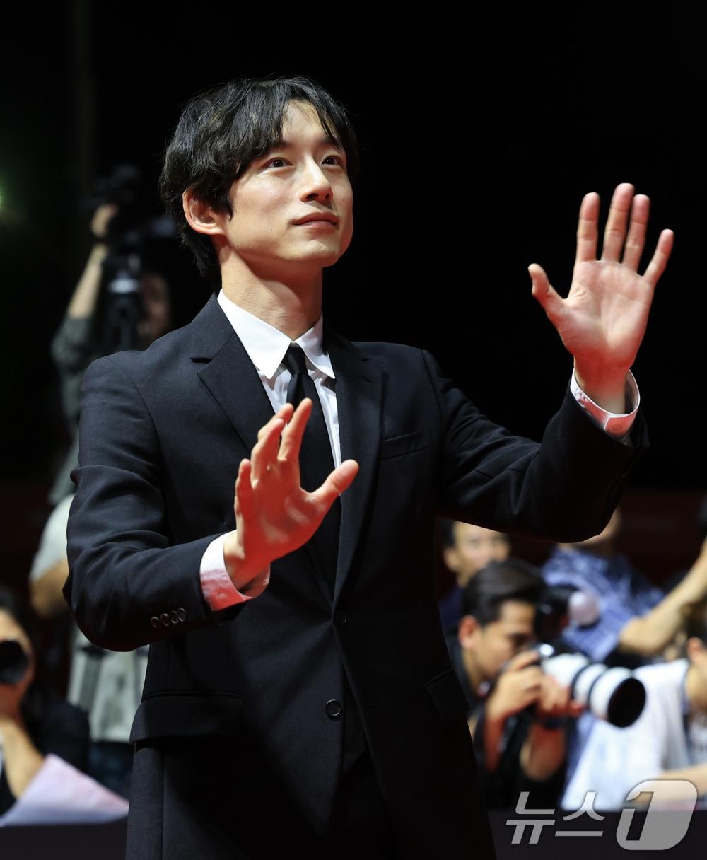 坂口健太郎醜聞後公開現身,韓媒也驚訝。(圖/news1提供)