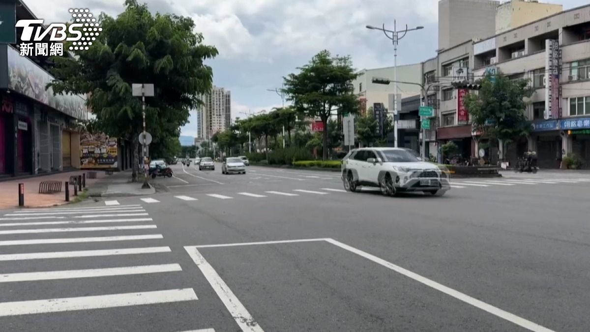 兩名被告在犯案後轉搭不同車輛，先後到不同地點和汽車旅館躲藏。(圖／TVBS)