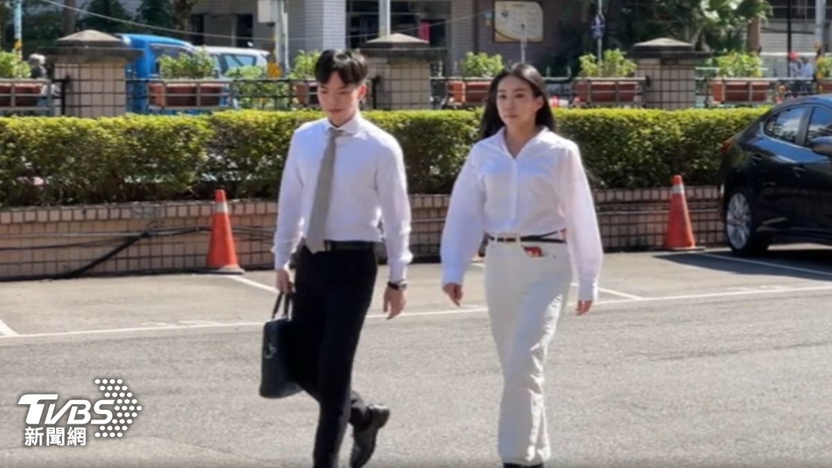 網紅家寧遭起訴,首度開庭,一身白現身新北院。(圖/TVBS)