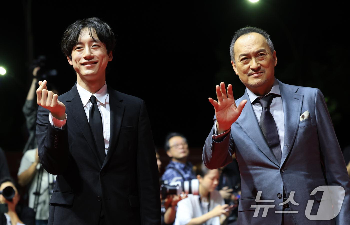 坂口健太郎原定要跟渡邊謙一起出席《盤上的向日葵》釜山首映, 後來取消,不過兩位有感情爭議的男星仍一起走紅毯。(圖/news1提供)