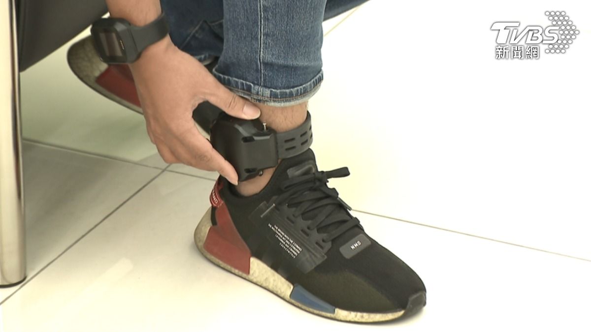 腳踝上裝設電子腳鐶、手腕上配戴電子手鐶。(圖/TVBS資料畫面)