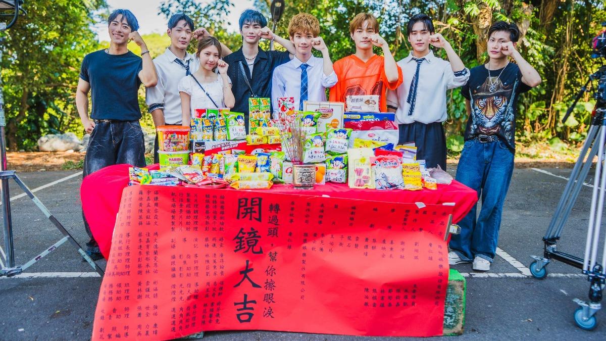 唐立杰(右一)將展現反派的面目。(圖/踢帕娛樂提供)