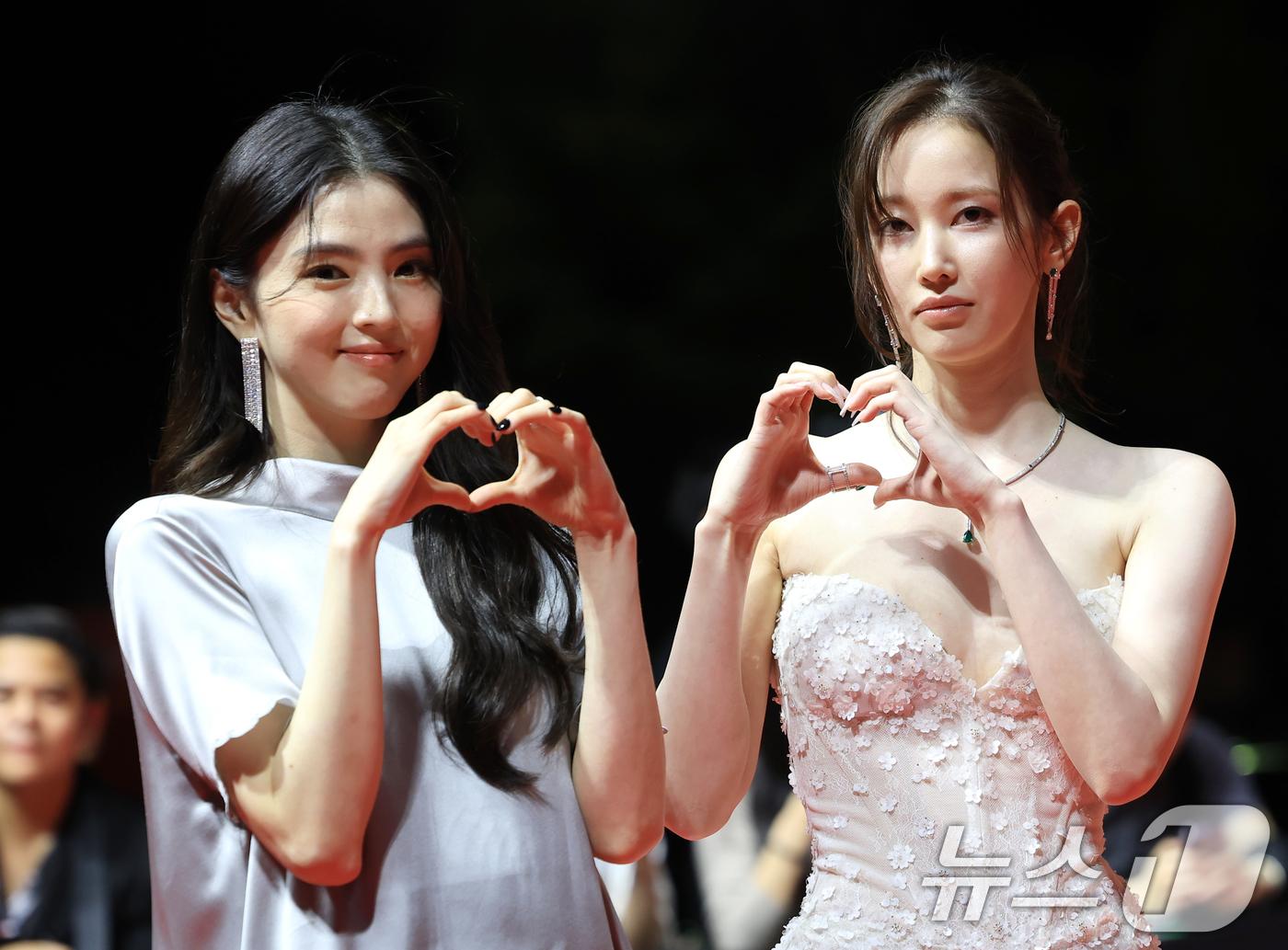 韓韶禧(左)和全鐘瑞一起演出電影《Project Y》,現場賣「姬」情。圖/news1提供)