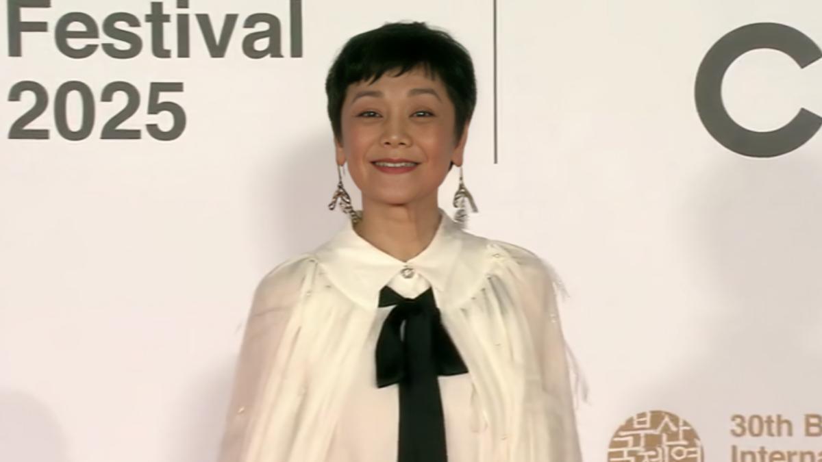 女星張艾嘉以監製身分，登上第30屆釜山影展紅毯。（圖／翻攝NAVER TV）