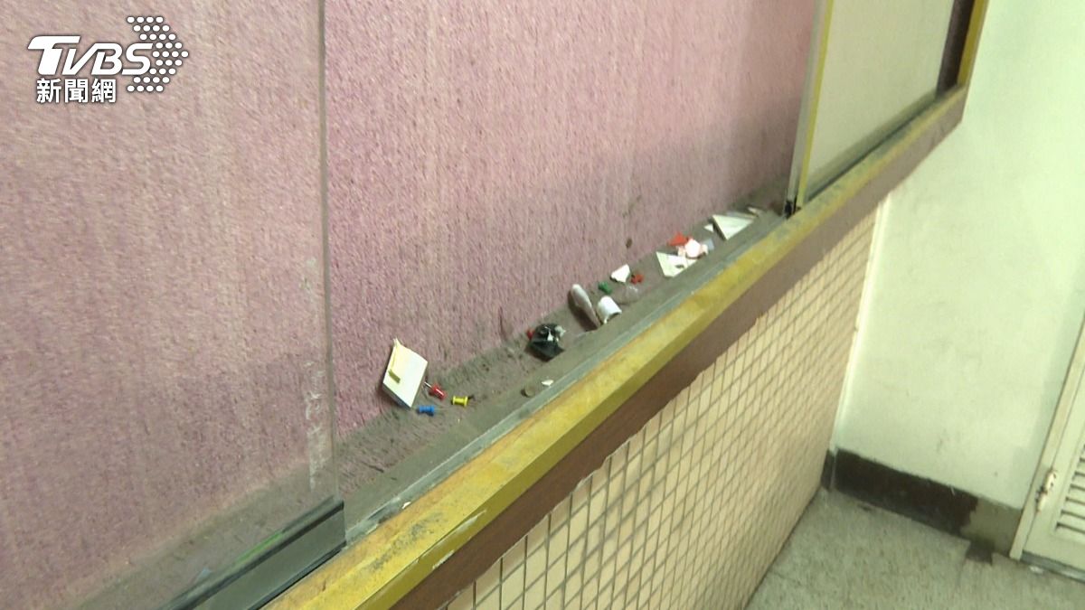 角落還殘留疑似劇組使用過的粉末和文宣碎片。(圖/TVBS)
