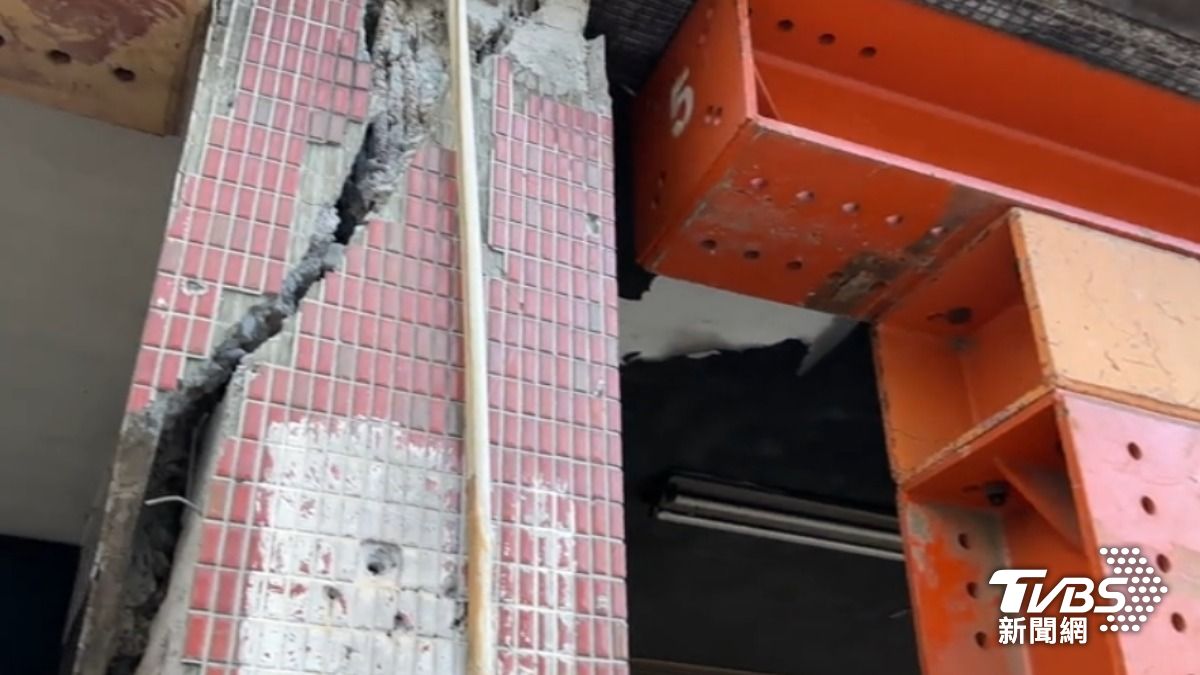梁柱裂了好長的縫,目前靠鋼梁支撐建物,住戶難免憂心。(圖/TVBS)