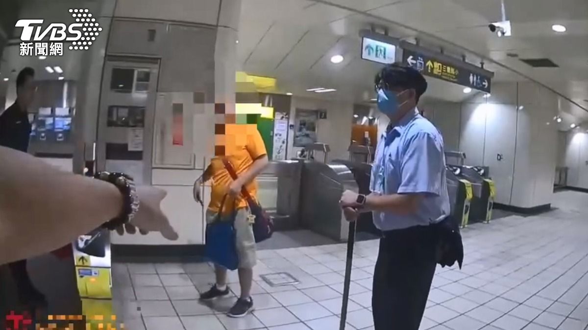 男子在捷運上阻止澳籍男喝飲料，亮出美工刀反遭法辦。 (圖／TVBS)