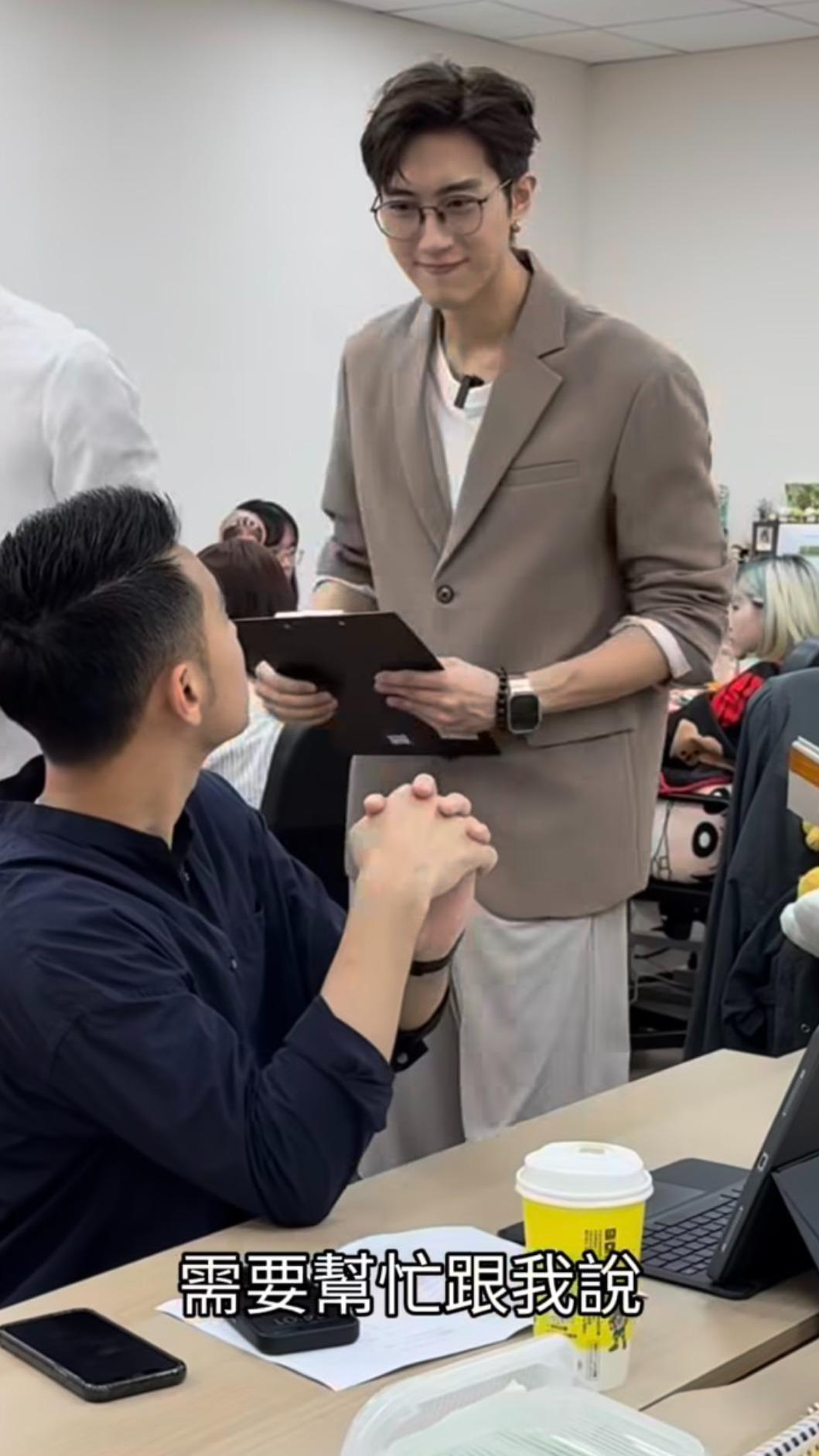 范姜彥豐登上老魚的「上班系列」,成為辦公室新風雲人物。(圖/denzel.yu IG)