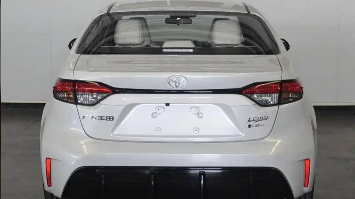 車尾維持現行造型,尾燈之間以黑色飾條貫穿,後保桿加入擴散器元素,強化運動氛圍。(圖/工信部提供)