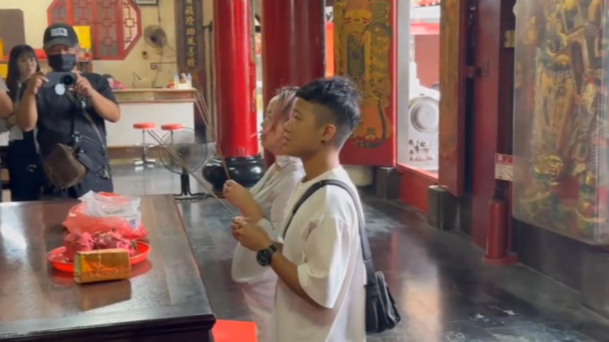 三重滅門血案一審判決結果出爐,家屬赴廟上香。(圖/TVBS)