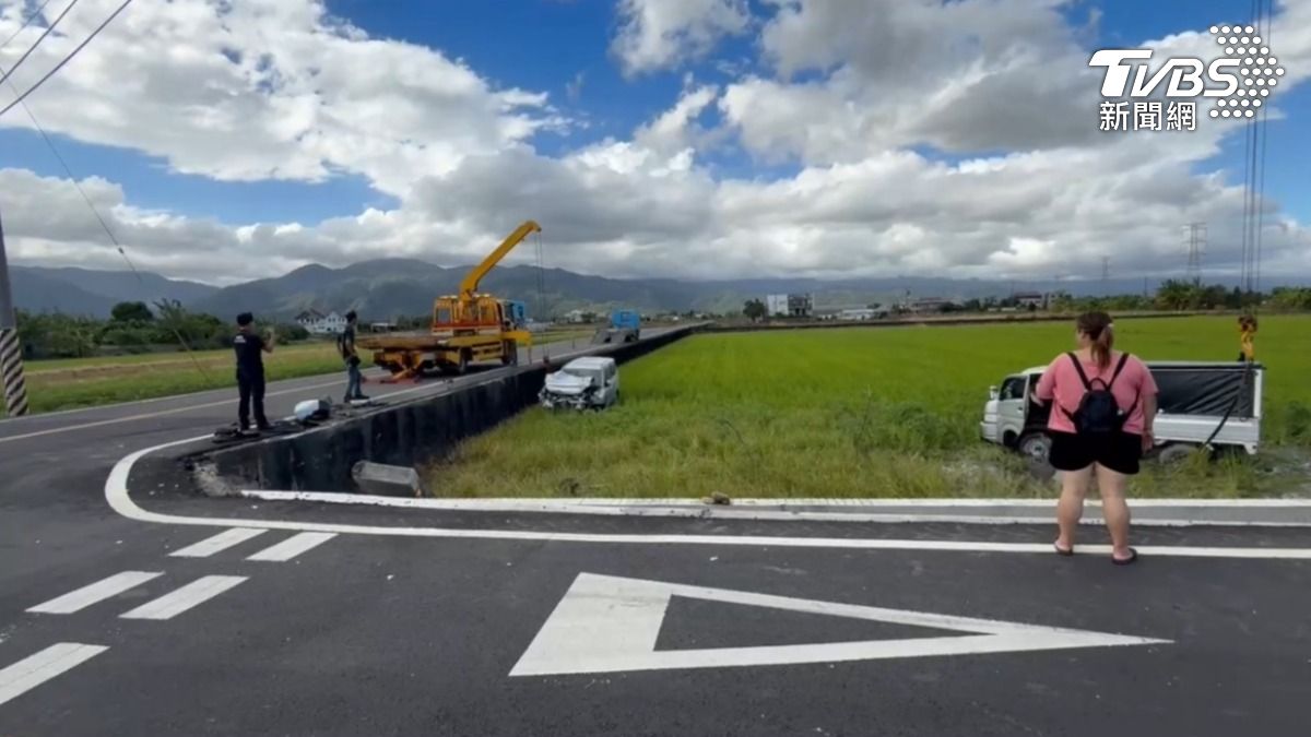 殯葬業小客車剛過十字路口，遭側邊小貨車衝撞，雙雙墜落田裡。（圖／TVBS）