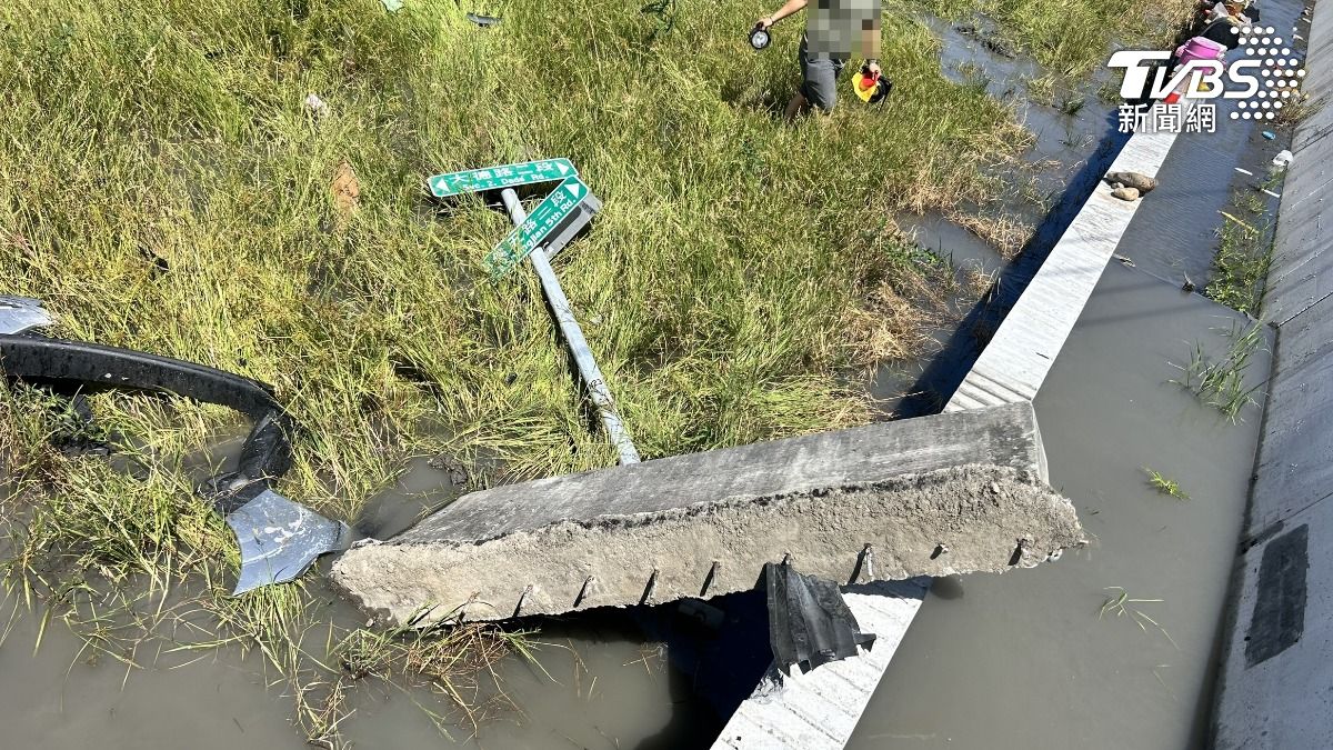 離奇！沒看到有車卻被衝撞，殯葬業小客車將水泥護欄、路牌連根拔起。（圖／TVBS）