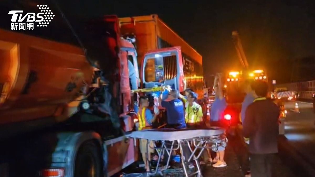 國道三砂石車追撞 2人受困車內送醫。(圖/民眾提供)