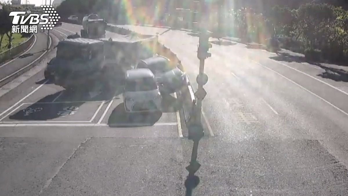 砂石車未減速撞貨運 三車連環追撞釀傷。