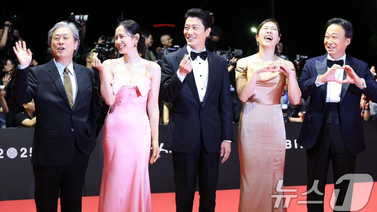 《徵人啟弒》劇組一起走紅毯。(圖/news1提供)