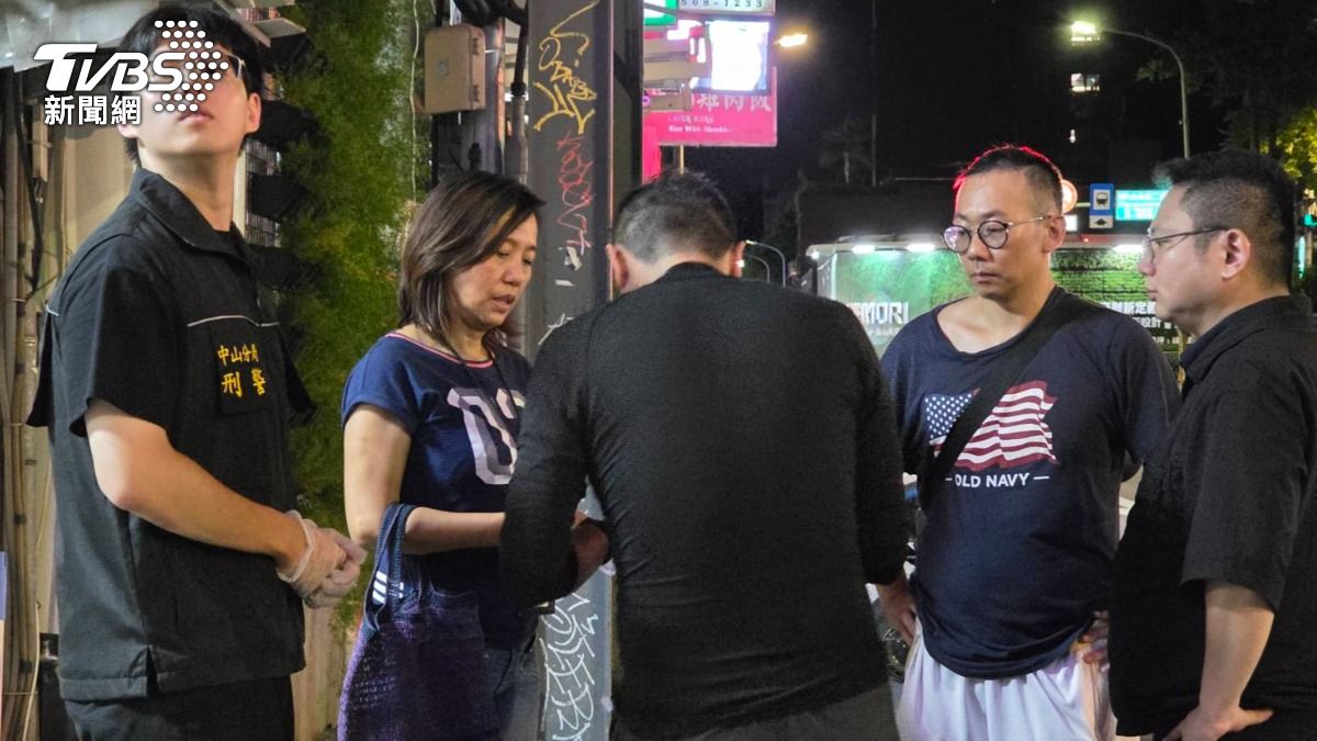 警方報請檢方相驗,檢察官(左二)深夜趕赴現場,漏夜偵辦。(圖/TVBS)