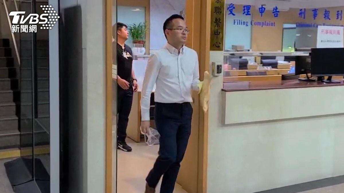 律師單鴻均更被發現在陪偵時透過通訊軟體將筆錄直播給集團上游成員,被諭知80萬元交保。(圖/TVBS)