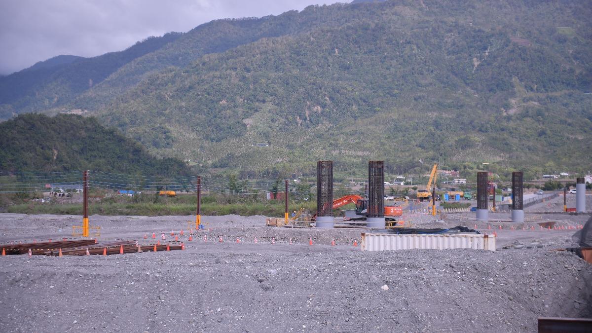 接連地震震碎高寮大橋,縣府決議全數重建。(圖/花蓮縣府提供)