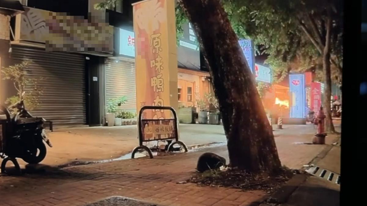 新竹竹北餐廳昨晚因換瓦斯罐不慎爆炸火焰衝出店門。（圖／jay711206提供）