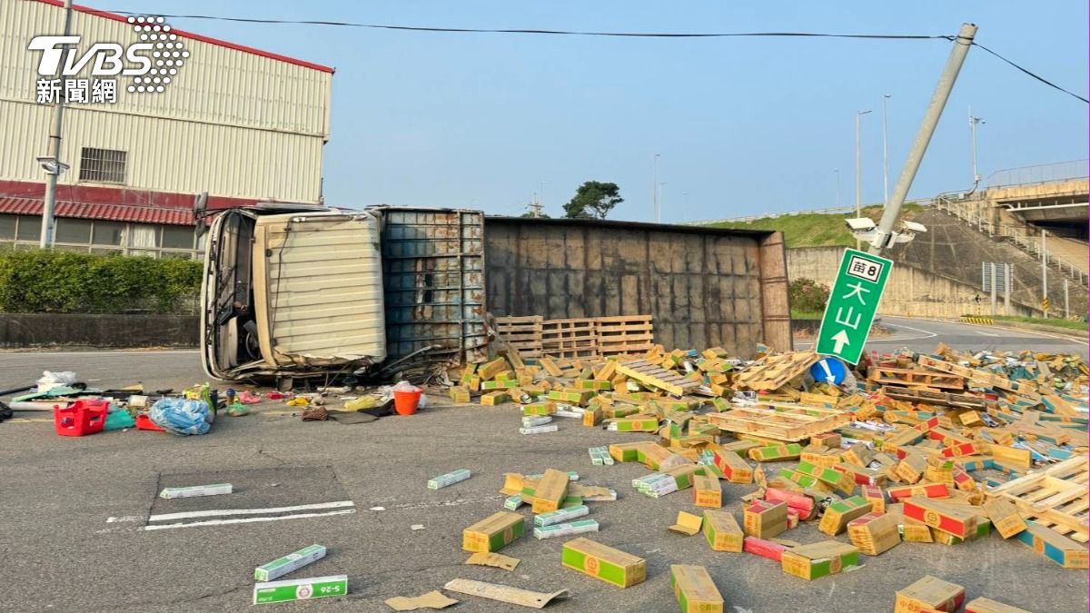 苗栗大貨車匝道翻覆!焊條鐵條散落滿地 司機:剎車怪怪的