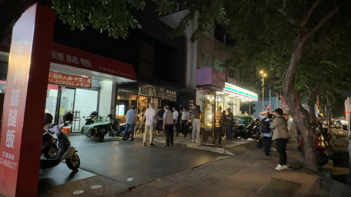 用餐民眾因發生小型氣爆到店外等待。（圖／jay711206提供）