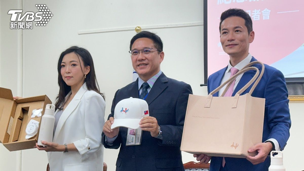 慶籌會舉行記者會開箱國慶紀念品。(圖/潘袁詩羽攝)