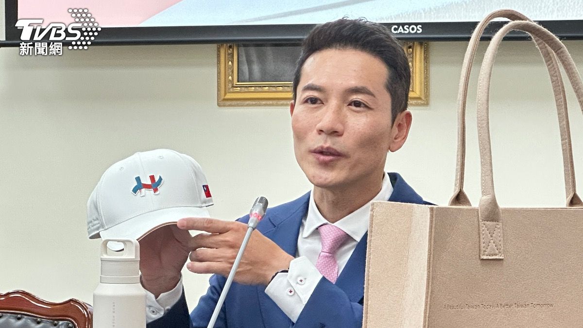 大會主持人林嘉源介紹國慶棒球帽。(圖/潘袁詩羽攝)