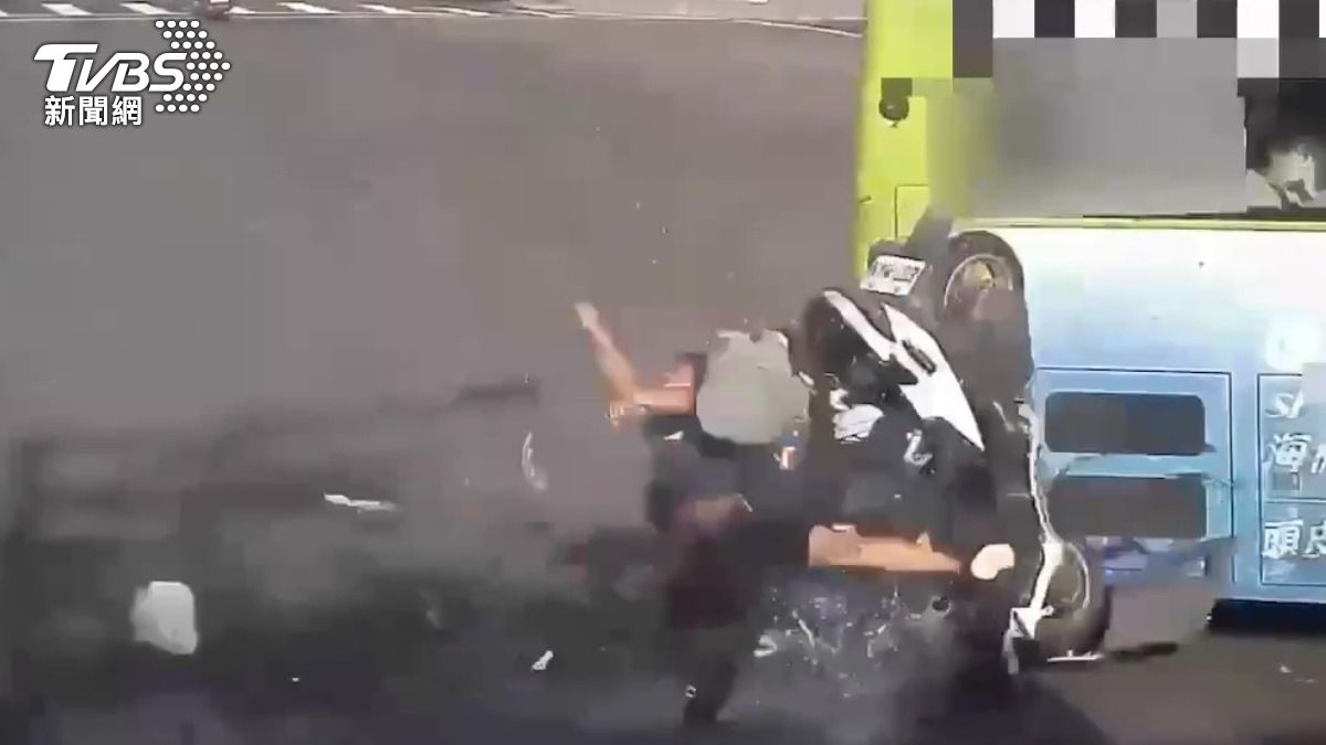 騎士猛撞公車車尾全身骨折送醫治療。（圖／TVBS）