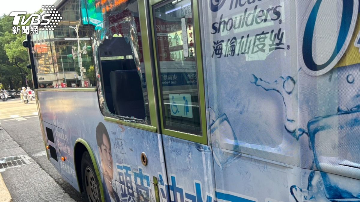公車被撞擊後車窗破裂導致2乘客遭玻璃割傷。(圖/TVBS)